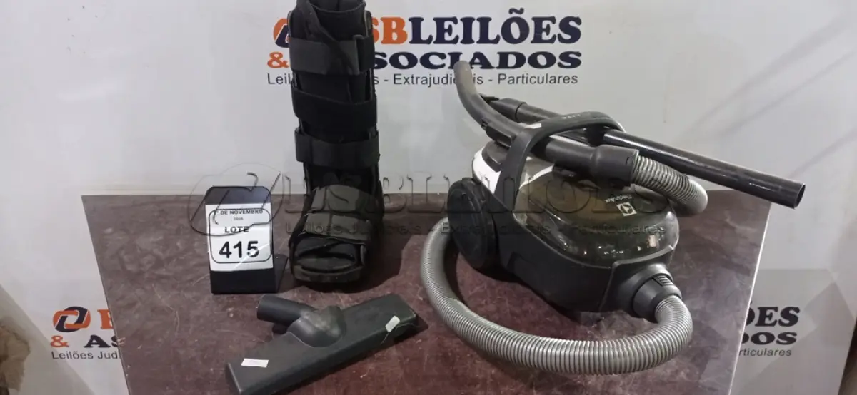 LOTE 415 - 01 ASPIRADOR DE PÓ MARCA ELECTROLUX E 01 BOTA ORTOPÉDICA. (NO ESTADO) ATENÇÃO! FAZER A VISITAÇÃO ANTES DE ARREMATAR, NÃO SABEMOS SE FUNCIONA, LEILÃO NÃO TEM GARANTIA E NEM DEVOLUÇÃO, SUJEITO A POSSÍVEIS AVARIAS VISÍVEIS/OCULTAS E/OU AUSÊNCIA DE COMPONENTES.