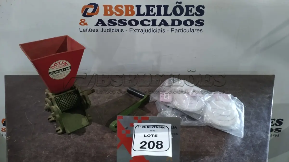 LOTE 208 - 01 DESCASCADOR DE CAFÉ E VÁRIOS PANOS COADORES. (NO ESTADO) ATENÇÃO! FAZER A VISITAÇÃO ANTES DE ARREMATAR, NÃO SABEMOS SE FUNCIONA, LEILÃO NÃO TEM GARANTIA E NEM DEVOLUÇÃO, SUJEITO A POSSÍVEIS AVARIAS VISÍVEIS/OCULTAS E/OU AUSÊNCIA DE COMPONENTES.