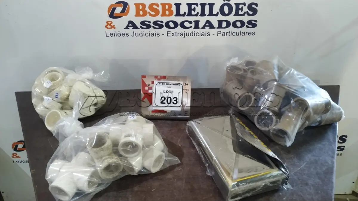 LOTE 203 - 01 CAIXA DE CORREIO DE METAL E GRANDE QUANTIDADE DE CONEXÕES HIDRÁULICAS DE MODELOS E MEDIDAS DIVERSOS. (NO ESTADO) ATENÇÃO! FAZER A VISITAÇÃO ANTES DE ARREMATAR, NÃO SABEMOS SE FUNCIONA, LEILÃO NÃO TEM GARANTIA E NEM DEVOLUÇÃO, SUJEITO A POSSÍVEIS AVARIAS VISÍVEIS/OCULTAS E/OU AUSÊNCIA DE COMPONENTES.