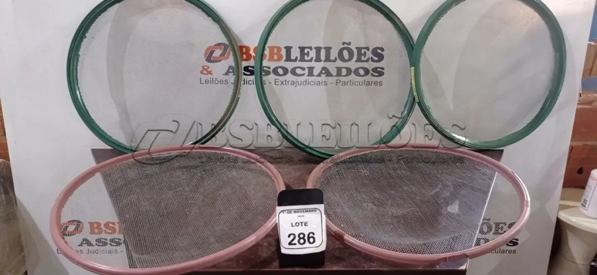 LOTE 286 - 05 PENEIRAS DE PEDREIRO. (NO ESTADO) ATENÇÃO! FAZER A VISITAÇÃO ANTES DE ARREMATAR, NÃO SABEMOS SE FUNCIONA, LEILÃO NÃO TEM GARANTIA E NEM DEVOLUÇÃO, SUJEITO A POSSÍVEIS AVARIAS VISÍVEIS/OCULTAS E/OU AUSÊNCIA DE COMPONENTES.