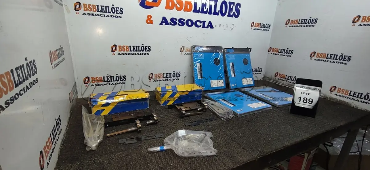 LOTE 189 - 01 LOTE COM GRANDE QUANTIDADE DE FOLHAS DE LIXA E 02 FECHADURAS. (NO ESTADO) ATENÇÃO! FAZER A VISITAÇÃO ANTES DE ARREMATAR, NÃO SABEMOS SE FUNCIONA, LEILÃO NÃO TEM GARANTIA E NEM DEVOLUÇÃO, SUJEITO A POSSÍVEIS AVARIAS VISÍVEIS/OCULTAS E/OU AUSÊNCIA DE COMPONENTES.