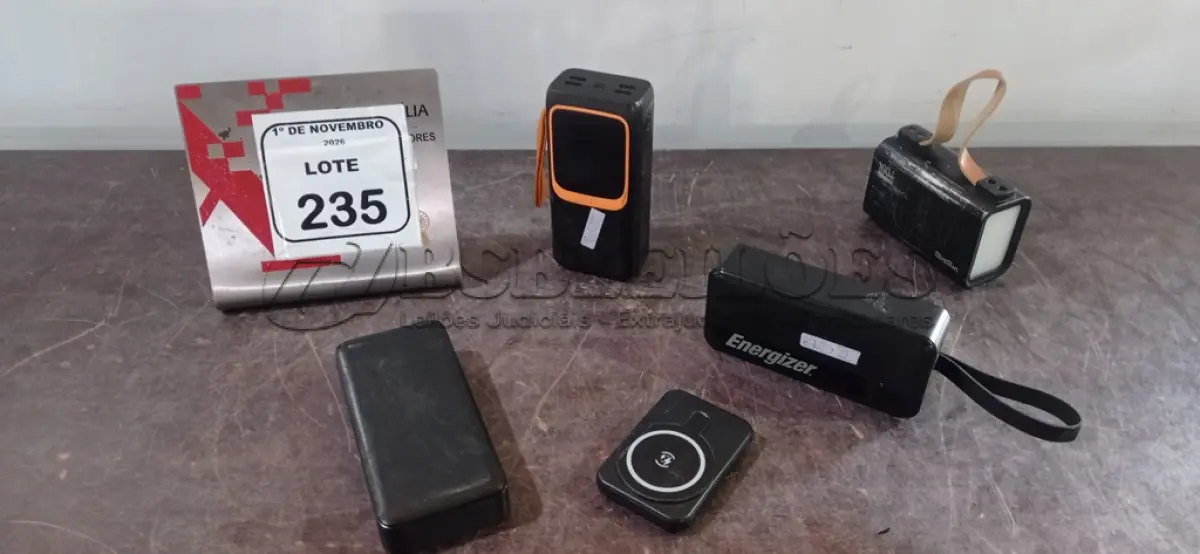 LOTE 235 - 05 POWER BANKS DE MARCAS E POTÊNCIAS DIVERSAS. (NO ESTADO) ATENÇÃO! FAZER A VISITAÇÃO ANTES DE ARREMATAR, NÃO SABEMOS SE FUNCIONA, LEILÃO NÃO TEM GARANTIA E NEM DEVOLUÇÃO, SUJEITO A POSSÍVEIS AVARIAS VISÍVEIS/OCULTAS E/OU AUSÊNCIA DE COMPONENTES.