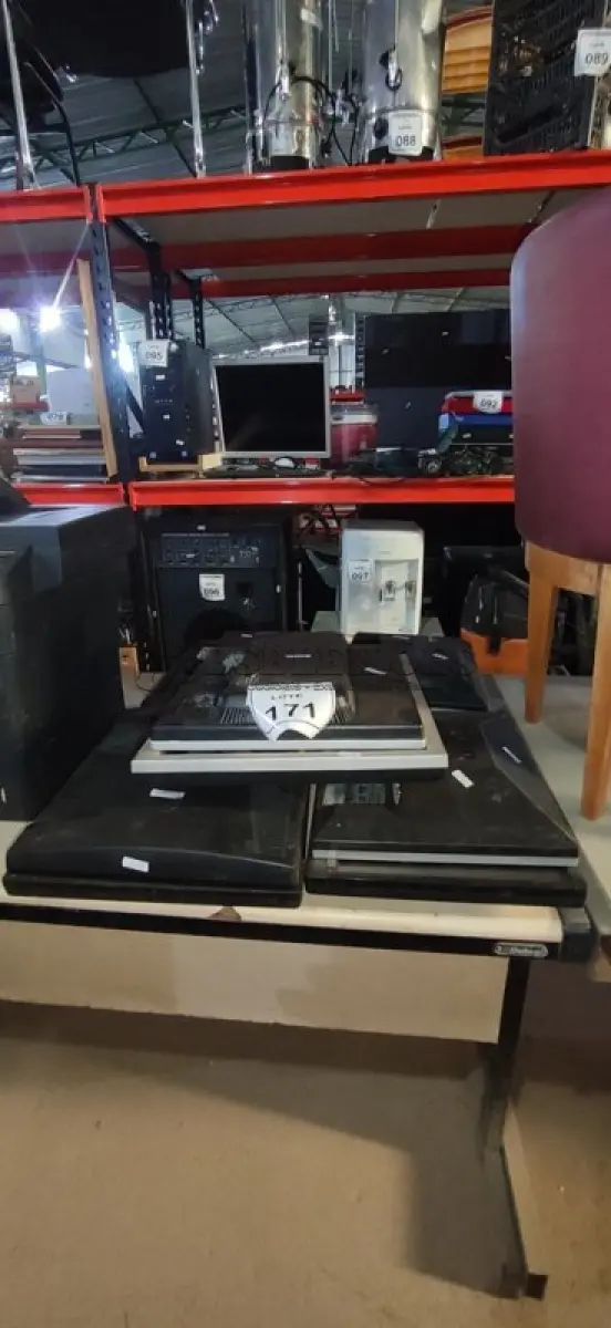 LOTE 171 - 10 MONITORES DE MARCAS E MODELOS DIVERSOS. (NO ESTADO) ATENÇÃO! FAZER A VISITAÇÃO ANTES DE ARREMATAR, NÃO SABEMOS SE FUNCIONA, LEILÃO NÃO TEM GARANTIA E NEM DEVOLUÇÃO, SUJEITO A POSSÍVEIS AVARIAS VISÍVEIS/OCULTAS E/OU AUSÊNCIA DE COMPONENTES.
