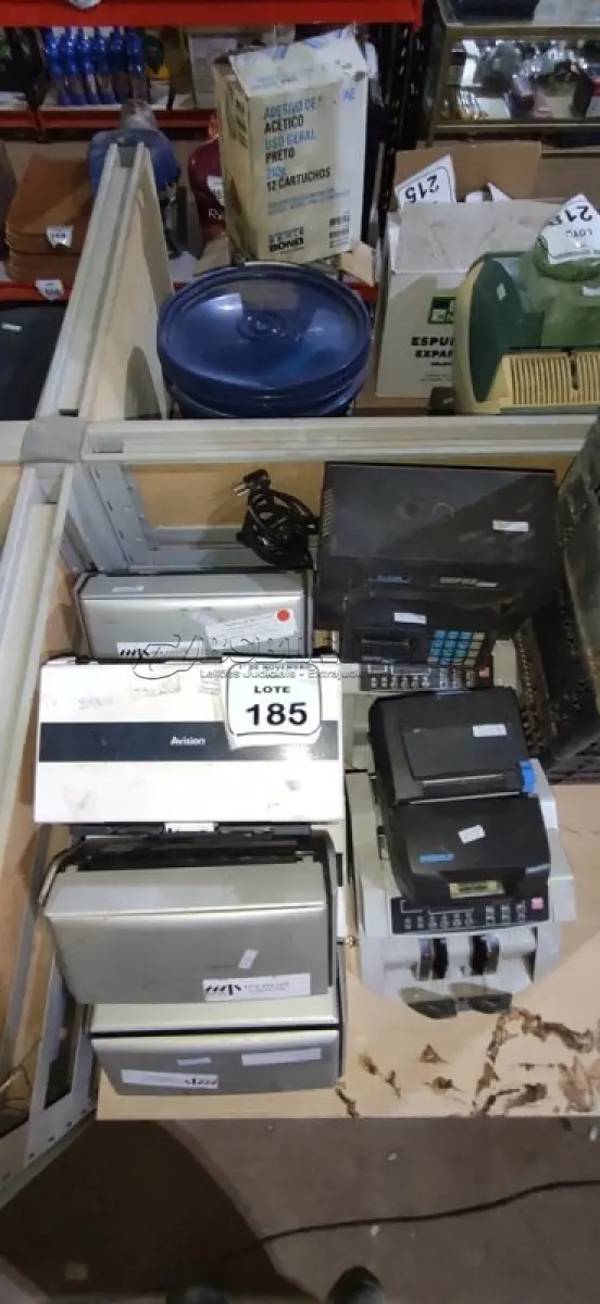 LOTE 185 - 08 SCANNERS DE MARCAS E MODELOS DIVERSOS. 02 MÁQUINAS DE CONTAR CÉDULAS, 01 IMPRESSORA TÉRMICA E 02 RELÓGIOS DE PONTO. (NO ESTADO) ATENÇÃO! FAZER A VISITAÇÃO ANTES DE ARREMATAR, NÃO SABEMOS SE FUNCIONA, LEILÃO NÃO TEM GARANTIA E NEM DEVOLUÇÃO, SUJEITO A POSSÍVEIS AVARIAS VISÍVEIS/OCULTAS E/OU AUSÊNCIA DE COMPONENTES.