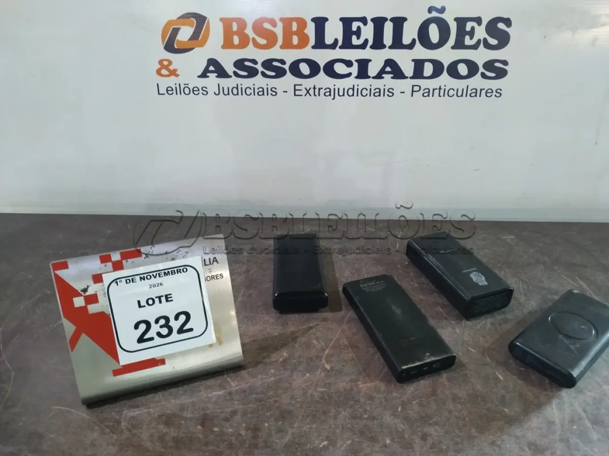 LOTE 232 - 04 POWER BANKS DE MARCAS E POTÊNCIAS DIVERSAS. (NO ESTADO) ATENÇÃO! FAZER A VISITAÇÃO ANTES DE ARREMATAR, NÃO SABEMOS SE FUNCIONA, LEILÃO NÃO TEM GARANTIA E NEM DEVOLUÇÃO, SUJEITO A POSSÍVEIS AVARIAS VISÍVEIS/OCULTAS E/OU AUSÊNCIA DE COMPONENTES.
