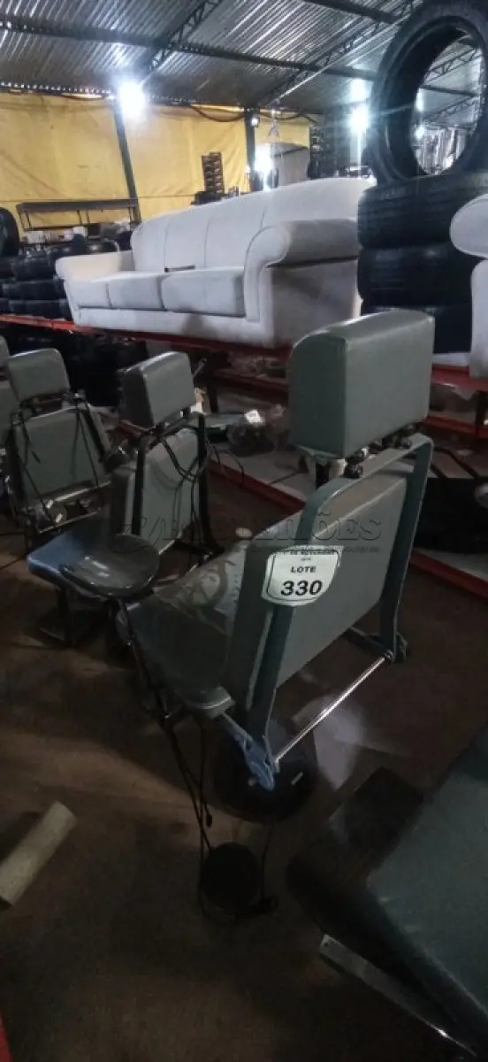 LOTE 330 - 01 POLTRONA DE COLETA DE SANGUE. (NO ESTADO) ATENÇÃO! FAZER A VISITAÇÃO ANTES DE ARREMATAR, NÃO SABEMOS SE FUNCIONA, LEILÃO NÃO TEM GARANTIA E NEM DEVOLUÇÃO, SUJEITO A POSSÍVEIS AVARIAS VISÍVEIS/OCULTAS E/OU AUSÊNCIA DE COMPONENTES.