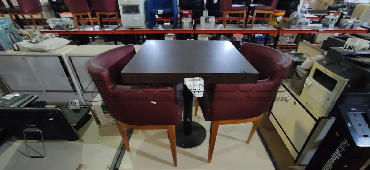 LOTE 177 - 02 CADEIRAS DE MADEIRA COM ASSENTOS ALMOFADADOS E 01 MESA DE MADEIRA COM TAMPO DE 70X68 CM. (NO ESTADO) ATENÇÃO! FAZER A VISITAÇÃO ANTES DE ARREMATAR, NÃO SABEMOS SE FUNCIONA, LEILÃO NÃO TEM GARANTIA E NEM DEVOLUÇÃO, SUJEITO A POSSÍVEIS AVARIAS VISÍVEIS/OCULTAS E/OU AUSÊNCIA DE COMPONENTES.