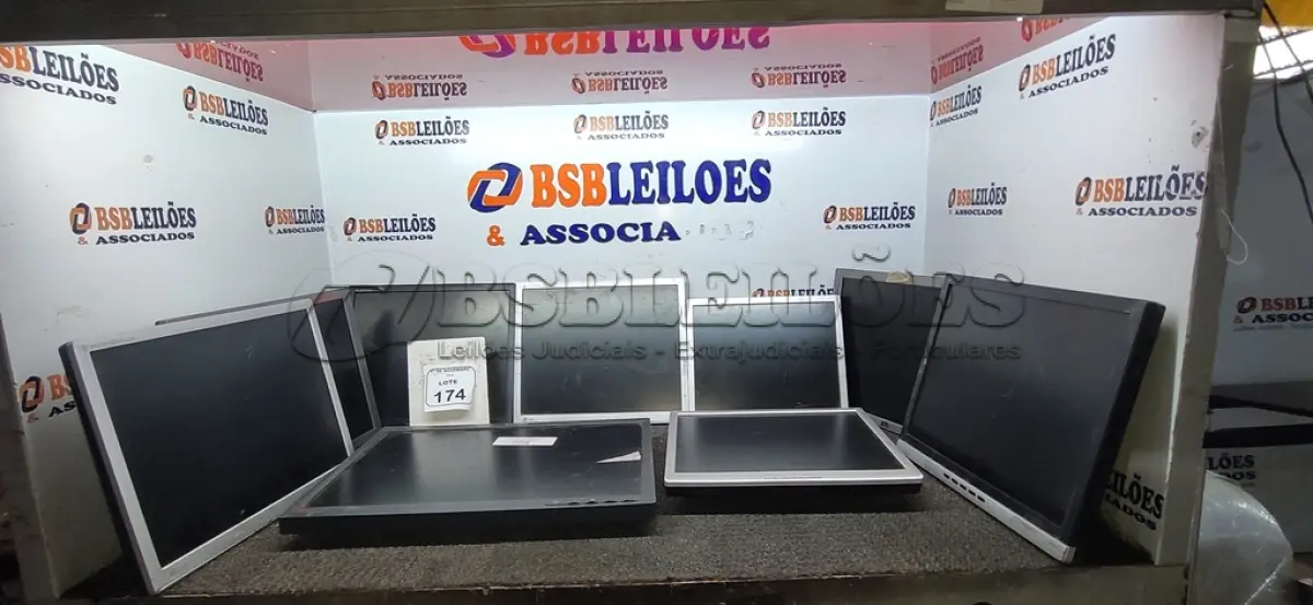 LOTE 174 - 09 MONITORES DE MARCAS E MODELOS DIVERSOS. (NO ESTADO) ATENÇÃO! FAZER A VISITAÇÃO ANTES DE ARREMATAR, NÃO SABEMOS SE FUNCIONA, LEILÃO NÃO TEM GARANTIA E NEM DEVOLUÇÃO, SUJEITO A POSSÍVEIS AVARIAS VISÍVEIS/OCULTAS E/OU AUSÊNCIA DE COMPONENTES.