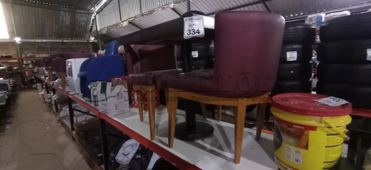 LOTE 334 - 02 CADEIRAS DE MADEIRA COM ASSENTOS ALMOFADADOS E 01 MESA DE MADEIRA COM TAMPO DE 70X68 CM. (NO ESTADO) ATENÇÃO! FAZER A VISITAÇÃO ANTES DE ARREMATAR, NÃO SABEMOS SE FUNCIONA, LEILÃO NÃO TEM GARANTIA E NEM DEVOLUÇÃO, SUJEITO A POSSÍVEIS AVARIAS VISÍVEIS/OCULTAS E/OU AUSÊNCIA DE COMPONENTES.