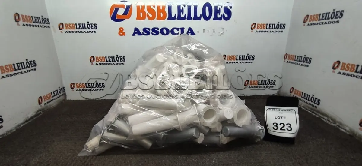 LOTE 323 - 01 LOTE COM GRANDE QUANTIDADE DE PÉS DE ENCAIXE DE PLÁSTICO PARA MÓVEIS. (NO ESTADO) ATENÇÃO! FAZER A VISITAÇÃO ANTES DE ARREMATAR, NÃO SABEMOS SE FUNCIONA, LEILÃO NÃO TEM GARANTIA E NEM DEVOLUÇÃO, SUJEITO A POSSÍVEIS AVARIAS VISÍVEIS/OCULTAS E/OU AUSÊNCIA DE COMPONENTES.