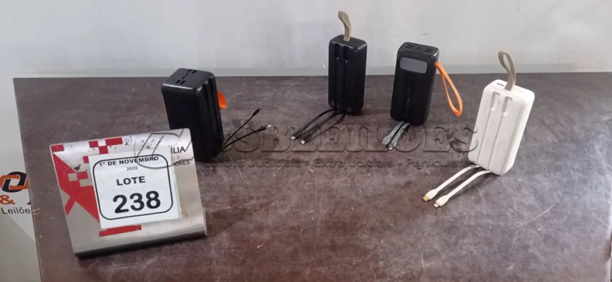 LOTE 238 - 04 POWER BANKS DE MARCAS E POTÊNCIAS DIVERSAS. (NO ESTADO) ATENÇÃO! FAZER A VISITAÇÃO ANTES DE ARREMATAR, NÃO SABEMOS SE FUNCIONA, LEILÃO NÃO TEM GARANTIA E NEM DEVOLUÇÃO, SUJEITO A POSSÍVEIS AVARIAS VISÍVEIS/OCULTAS E/OU AUSÊNCIA DE COMPONENTES.
