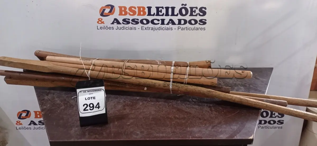 LOTE 294 - 09 CABOS DE MADEIRA PARA FERRAMENTAS MANUAIS DE TAMANHOS DIVERSOS. (NO ESTADO) ATENÇÃO! FAZER A VISITAÇÃO ANTES DE ARREMATAR, NÃO SABEMOS SE FUNCIONA, LEILÃO NÃO TEM GARANTIA E NEM DEVOLUÇÃO, SUJEITO A POSSÍVEIS AVARIAS VISÍVEIS/OCULTAS E/OU AUSÊNCIA DE COMPONENTES.