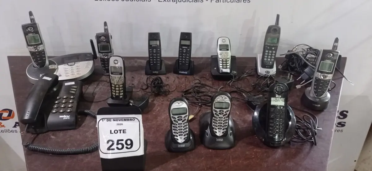 LOTE 259 - 01 LOTE COM VÁRIOS TELEFONES FIXOS DE MARCAS E MODELOS DIVERSOS. (NO ESTADO) ATENÇÃO! FAZER A VISITAÇÃO ANTES DE ARREMATAR, NÃO SABEMOS SE FUNCIONA, LEILÃO NÃO TEM GARANTIA E NEM DEVOLUÇÃO, SUJEITO A POSSÍVEIS AVARIAS VISÍVEIS/OCULTAS E/OU AUSÊNCIA DE COMPONENTES.