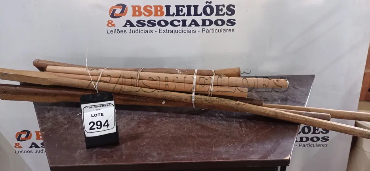 LOTE 294 - 09 CABOS DE MADEIRA PARA FERRAMENTAS MANUAIS DE TAMANHOS DIVERSOS. (NO ESTADO) ATENÇÃO! FAZER A VISITAÇÃO ANTES DE ARREMATAR, NÃO SABEMOS SE FUNCIONA, LEILÃO NÃO TEM GARANTIA E NEM DEVOLUÇÃO, SUJEITO A POSSÍVEIS AVARIAS VISÍVEIS/OCULTAS E/OU AUSÊNCIA DE COMPONENTES.