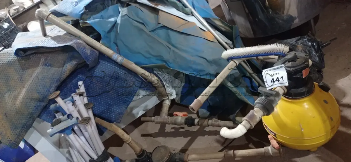 LOTE 441 - 01 PISCINA DE ARMAÇÃO 9.000L COM 01 MOTOR, 01 FILTRO E ACESSÓRIOS. (NO ESTADO) ATENÇÃO! FAZER A VISITAÇÃO ANTES DE ARREMATAR, NÃO SABEMOS SE FUNCIONA, LEILÃO NÃO TEM GARANTIA E NEM DEVOLUÇÃO, SUJEITO A POSSÍVEIS AVARIAS VISÍVEIS/OCULTAS E/OU AUSÊNCIA DE COMPONENTES.