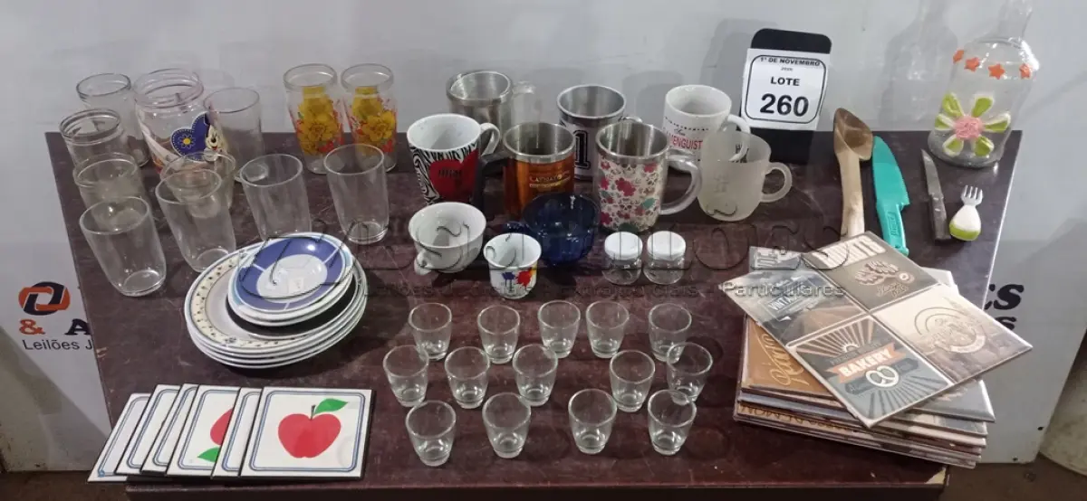 LOTE 260 - 08 AZULEJOS DECORATIVOS E VÁRIOS PIRES, PRATOS DE SOBREMESA, COPOS SHOT DE VIDRO, COPOS E UTENSÍLIOS DIVERSOS. (NO ESTADO) ATENÇÃO! FAZER A VISITAÇÃO ANTES DE ARREMATAR, NÃO SABEMOS SE FUNCIONA, LEILÃO NÃO TEM GARANTIA E NEM DEVOLUÇÃO, SUJEITO A POSSÍVEIS AVARIAS VISÍVEIS/OCULTAS E/OU AUSÊNCIA DE COMPONENTES.