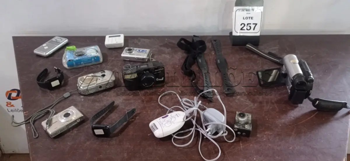 LOTE 257 - 02 TRANSMISSORES DE MONITOR CARDÍACO, 02 RELÓGIOS INTELIGENTES, 01 BALANÇA DE PRECISÃO, 01 DEPILADOR ELÉTRICO E 07 CÂMERAS FOTOGRÁFICAS DE MARCAS E MODELOS DIVERSOS. (NO ESTADO) ATENÇÃO! FAZER A VISITAÇÃO ANTES DE ARREMATAR, NÃO SABEMOS SE FUNCIONA, LEILÃO NÃO TEM GARANTIA E NEM DEVOLUÇÃO, SUJEITO A POSSÍVEIS AVARIAS VISÍVEIS/OCULTAS E/OU AUSÊNCIA DE COMPONENTES.