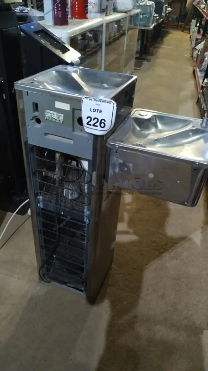 LOTE 226 - 01 BEBEDOURO TIPO TORRE CONJUGADO EM INOX. (NO ESTADO) ATENÇÃO! FAZER A VISITAÇÃO ANTES DE ARREMATAR, NÃO SABEMOS SE FUNCIONA, LEILÃO NÃO TEM GARANTIA E NEM DEVOLUÇÃO, SUJEITO A POSSÍVEIS AVARIAS VISÍVEIS/OCULTAS E/OU AUSÊNCIA DE COMPONENTES.