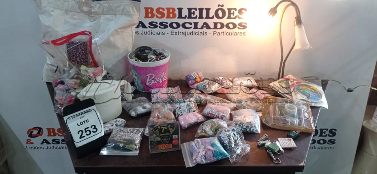 LOTE 253 - 01 LUMINÁRIA DECORATIVA, VÁRIOS ITENS DE PESCA E GRANDE QUANTIDADE DE BROCHES, MEDALHAS, CHAVEIROS E ROUPAS INTIMAS FEMININAS. (NO ESTADO) ATENÇÃO! FAZER A VISITAÇÃO ANTES DE ARREMATAR, NÃO SABEMOS SE FUNCIONA, LEILÃO NÃO TEM GARANTIA E NEM DEVOLUÇÃO, SUJEITO A POSSÍVEIS AVARIAS VISÍVEIS/OCULTAS E/OU AUSÊNCIA DE COMPONENTES.
