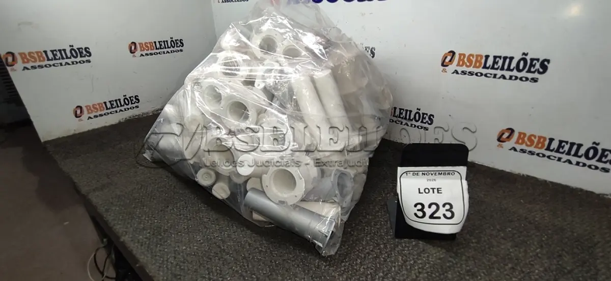 LOTE 323 - 01 LOTE COM GRANDE QUANTIDADE DE PÉS DE ENCAIXE DE PLÁSTICO PARA MÓVEIS. (NO ESTADO) ATENÇÃO! FAZER A VISITAÇÃO ANTES DE ARREMATAR, NÃO SABEMOS SE FUNCIONA, LEILÃO NÃO TEM GARANTIA E NEM DEVOLUÇÃO, SUJEITO A POSSÍVEIS AVARIAS VISÍVEIS/OCULTAS E/OU AUSÊNCIA DE COMPONENTES.