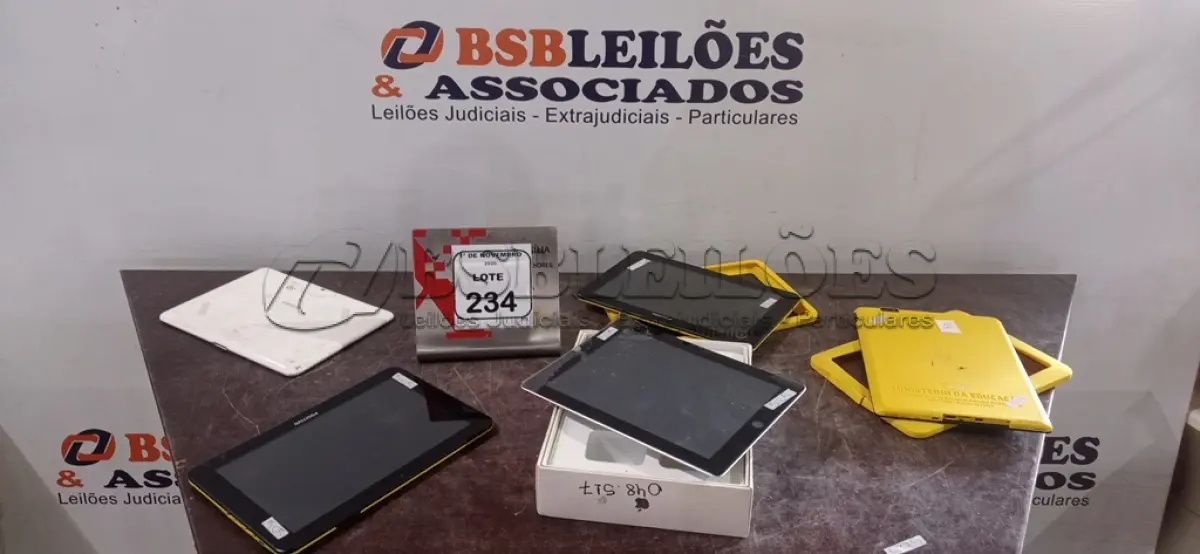 LOTE 234 - 01 IPAD APPLE E 04 TABLETS DE MARCAS E MODELOS DIVERSOS. (NO ESTADO) ATENÇÃO! FAZER A VISITAÇÃO ANTES DE ARREMATAR, NÃO SABEMOS SE FUNCIONA, LEILÃO NÃO TEM GARANTIA E NEM DEVOLUÇÃO, SUJEITO A POSSÍVEIS AVARIAS VISÍVEIS/OCULTAS E/OU AUSÊNCIA DE COMPONENTES.