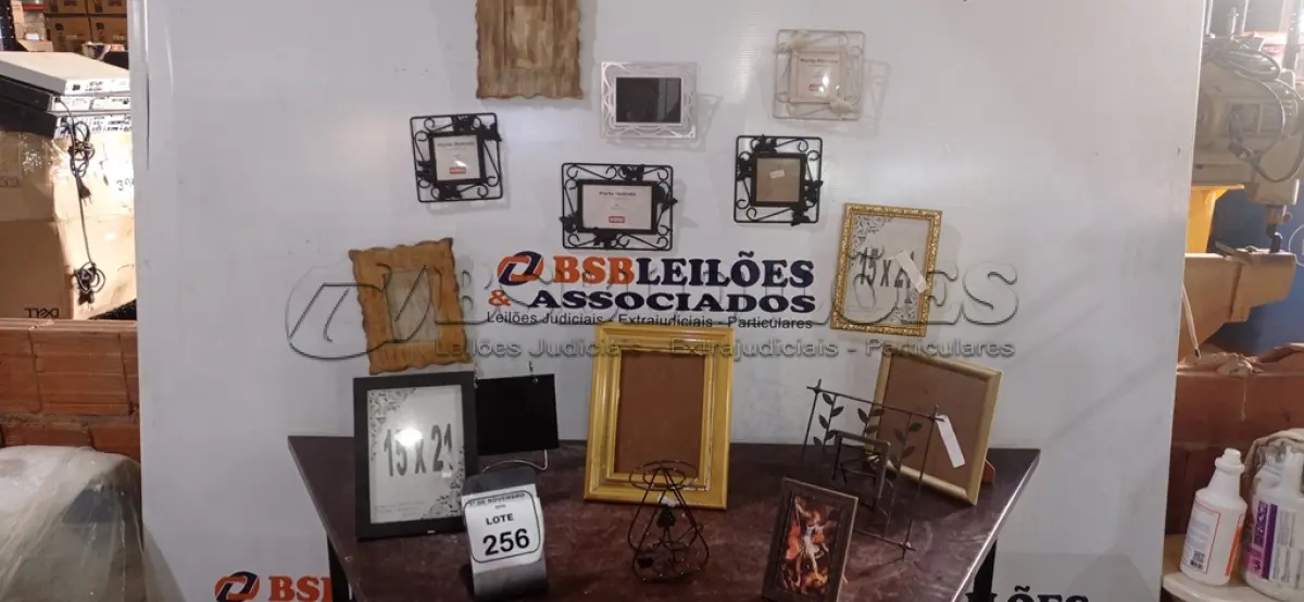 LOTE 256 - 01 LOTE COM VÁRIOS PORTA RETRATOS DE MODELOS DIVERSOS. (NO ESTADO) ATENÇÃO! FAZER A VISITAÇÃO ANTES DE ARREMATAR, NÃO SABEMOS SE FUNCIONA, LEILÃO NÃO TEM GARANTIA E NEM DEVOLUÇÃO, SUJEITO A POSSÍVEIS AVARIAS VISÍVEIS/OCULTAS E/OU AUSÊNCIA DE COMPONENTES.