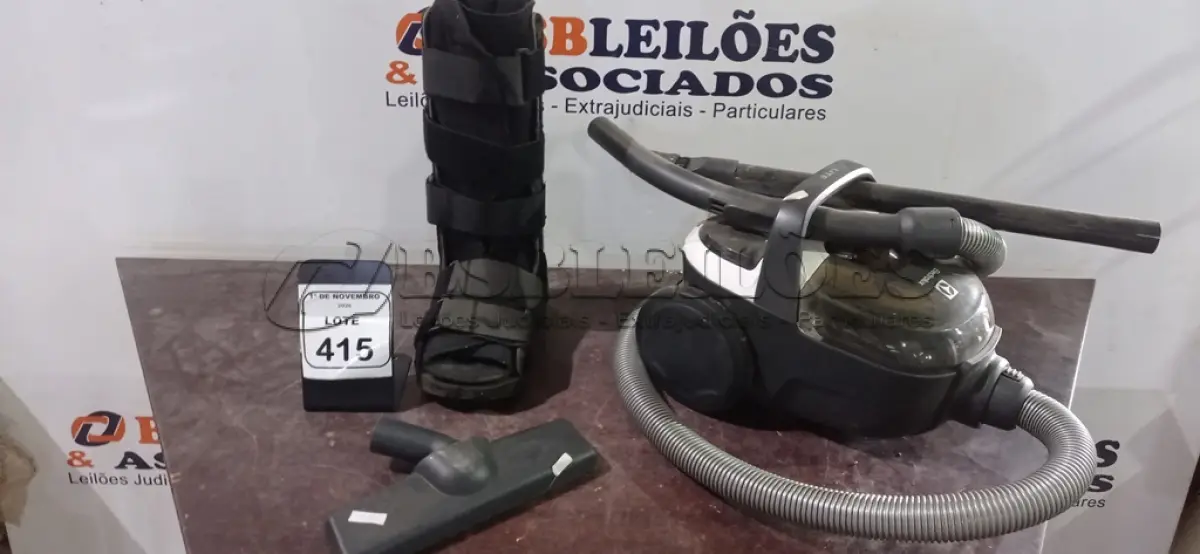 LOTE 415 - 01 ASPIRADOR DE PÓ MARCA ELECTROLUX E 01 BOTA ORTOPÉDICA. (NO ESTADO) ATENÇÃO! FAZER A VISITAÇÃO ANTES DE ARREMATAR, NÃO SABEMOS SE FUNCIONA, LEILÃO NÃO TEM GARANTIA E NEM DEVOLUÇÃO, SUJEITO A POSSÍVEIS AVARIAS VISÍVEIS/OCULTAS E/OU AUSÊNCIA DE COMPONENTES.