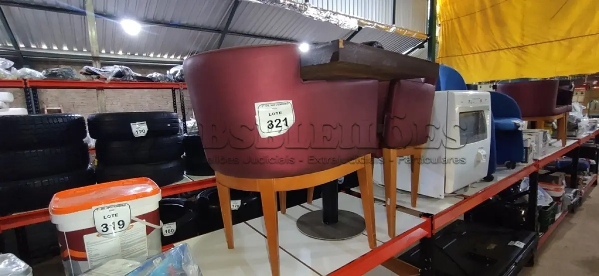 LOTE 321 - 02 CADEIRAS DE MADEIRA COM ASSENTOS ALMOFADADOS E 01 MESA DE MADEIRA COM TAMPO DE 70X68 CM. (NO ESTADO) ATENÇÃO! FAZER A VISITAÇÃO ANTES DE ARREMATAR, NÃO SABEMOS SE FUNCIONA, LEILÃO NÃO TEM GARANTIA E NEM DEVOLUÇÃO, SUJEITO A POSSÍVEIS AVARIAS VISÍVEIS/OCULTAS E/OU AUSÊNCIA DE COMPONENTES.