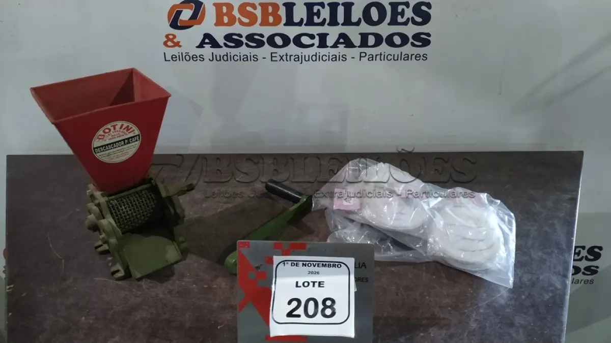 LOTE 208 - 01 DESCASCADOR DE CAFÉ E VÁRIOS PANOS COADORES. (NO ESTADO) ATENÇÃO! FAZER A VISITAÇÃO ANTES DE ARREMATAR, NÃO SABEMOS SE FUNCIONA, LEILÃO NÃO TEM GARANTIA E NEM DEVOLUÇÃO, SUJEITO A POSSÍVEIS AVARIAS VISÍVEIS/OCULTAS E/OU AUSÊNCIA DE COMPONENTES.