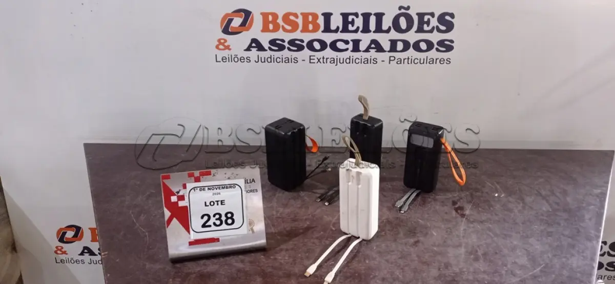 LOTE 238 - 04 POWER BANKS DE MARCAS E POTÊNCIAS DIVERSAS. (NO ESTADO) ATENÇÃO! FAZER A VISITAÇÃO ANTES DE ARREMATAR, NÃO SABEMOS SE FUNCIONA, LEILÃO NÃO TEM GARANTIA E NEM DEVOLUÇÃO, SUJEITO A POSSÍVEIS AVARIAS VISÍVEIS/OCULTAS E/OU AUSÊNCIA DE COMPONENTES.