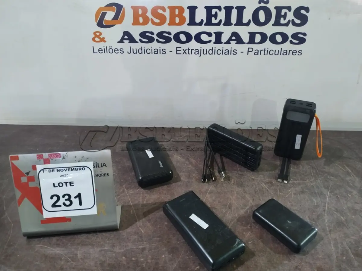 LOTE 231 - 05 POWER BANKS DE MARCAS E POTÊNCIAS DIVERSAS. (NO ESTADO) ATENÇÃO! FAZER A VISITAÇÃO ANTES DE ARREMATAR, NÃO SABEMOS SE FUNCIONA, LEILÃO NÃO TEM GARANTIA E NEM DEVOLUÇÃO, SUJEITO A POSSÍVEIS AVARIAS VISÍVEIS/OCULTAS E/OU AUSÊNCIA DE COMPONENTES.