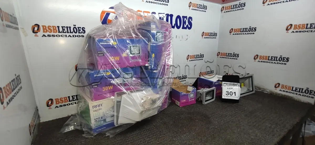LOTE 301 - 08 REFLETORES LED DE MODELOS DIVERSOS. (NO ESTADO) ATENÇÃO! FAZER A VISITAÇÃO ANTES DE ARREMATAR, NÃO SABEMOS SE FUNCIONA, LEILÃO NÃO TEM GARANTIA E NEM DEVOLUÇÃO, SUJEITO A POSSÍVEIS AVARIAS VISÍVEIS/OCULTAS E/OU AUSÊNCIA DE COMPONENTES.