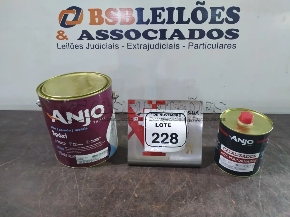 LOTE 228 - 01 LATA DE EPÓXI PDA BRANCO DE 2,7L MARCA E 01 LATA DE CATALIZADOR ESM ALTA PERFORMANCE DE 900ML MARCA ANJO TINTAS. (NO ESTADO) ATENÇÃO! FAZER A VISITAÇÃO ANTES DE ARREMATAR, NÃO SABEMOS SE FUNCIONA, LEILÃO NÃO TEM GARANTIA E NEM DEVOLUÇÃO, SUJEITO A POSSÍVEIS AVARIAS VISÍVEIS/OCULTAS E/OU AUSÊNCIA DE COMPONENTES.