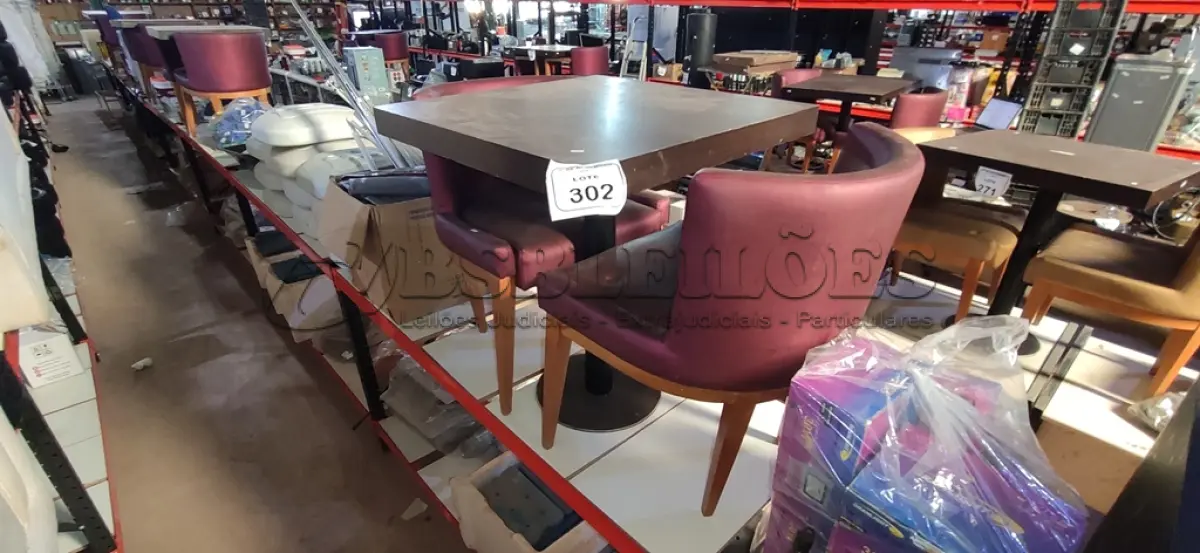 LOTE 302 - 02 CADEIRAS DE MADEIRA COM ASSENTOS ALMOFADADOS E 01 MESA DE MADEIRA COM TAMPO DE 70X68 CM. (NO ESTADO) ATENÇÃO! FAZER A VISITAÇÃO ANTES DE ARREMATAR, NÃO SABEMOS SE FUNCIONA, LEILÃO NÃO TEM GARANTIA E NEM DEVOLUÇÃO, SUJEITO A POSSÍVEIS AVARIAS VISÍVEIS/OCULTAS E/OU AUSÊNCIA DE COMPONENTES.