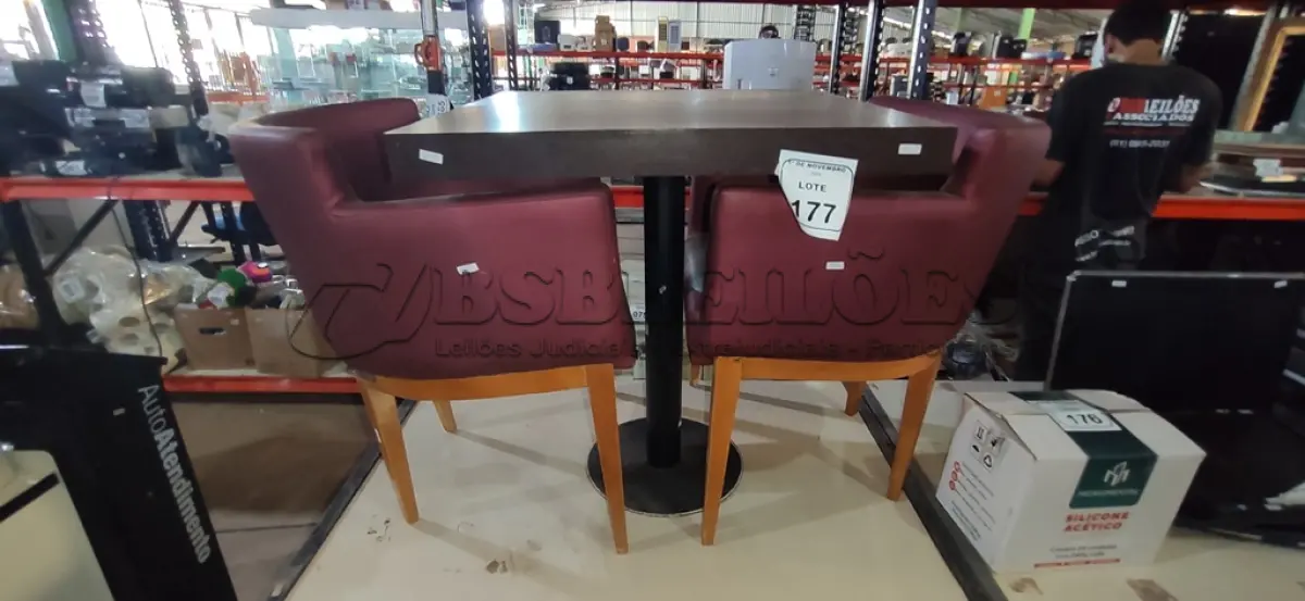 LOTE 177 - 02 CADEIRAS DE MADEIRA COM ASSENTOS ALMOFADADOS E 01 MESA DE MADEIRA COM TAMPO DE 70X68 CM. (NO ESTADO) ATENÇÃO! FAZER A VISITAÇÃO ANTES DE ARREMATAR, NÃO SABEMOS SE FUNCIONA, LEILÃO NÃO TEM GARANTIA E NEM DEVOLUÇÃO, SUJEITO A POSSÍVEIS AVARIAS VISÍVEIS/OCULTAS E/OU AUSÊNCIA DE COMPONENTES.