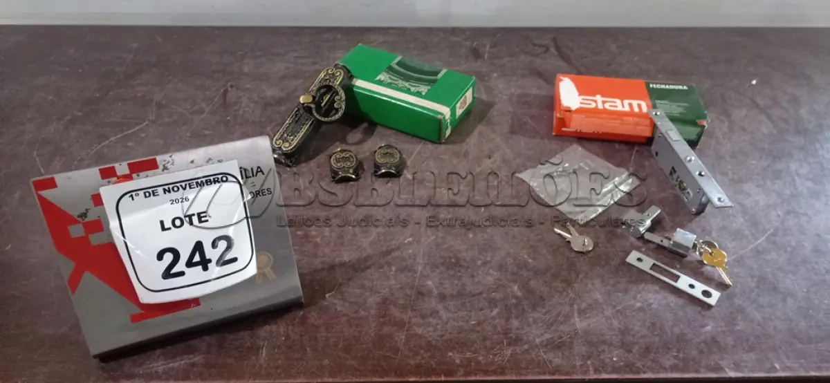 LOTE 242 - 01 FECHADURA COLONIAL E 01 FECHADURA DE PORTA DE CORRER. (NO ESTADO) ATENÇÃO! FAZER A VISITAÇÃO ANTES DE ARREMATAR, NÃO SABEMOS SE FUNCIONA, LEILÃO NÃO TEM GARANTIA E NEM DEVOLUÇÃO, SUJEITO A POSSÍVEIS AVARIAS VISÍVEIS/OCULTAS E/OU AUSÊNCIA DE COMPONENTES.