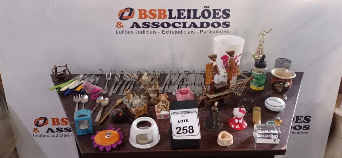 LOTE 258 - 01 LOTE COM DECORAÇÕES DE PORCELANA, ESFERAS PLÁSTICAS DE AIR SOFT, TALHERES DE ITENS DECORATIVOS DIVERSOS. (NO ESTADO) ATENÇÃO! FAZER A VISITAÇÃO ANTES DE ARREMATAR, NÃO SABEMOS SE FUNCIONA, LEILÃO NÃO TEM GARANTIA E NEM DEVOLUÇÃO, SUJEITO A POSSÍVEIS AVARIAS VISÍVEIS/OCULTAS E/OU AUSÊNCIA DE COMPONENTES.