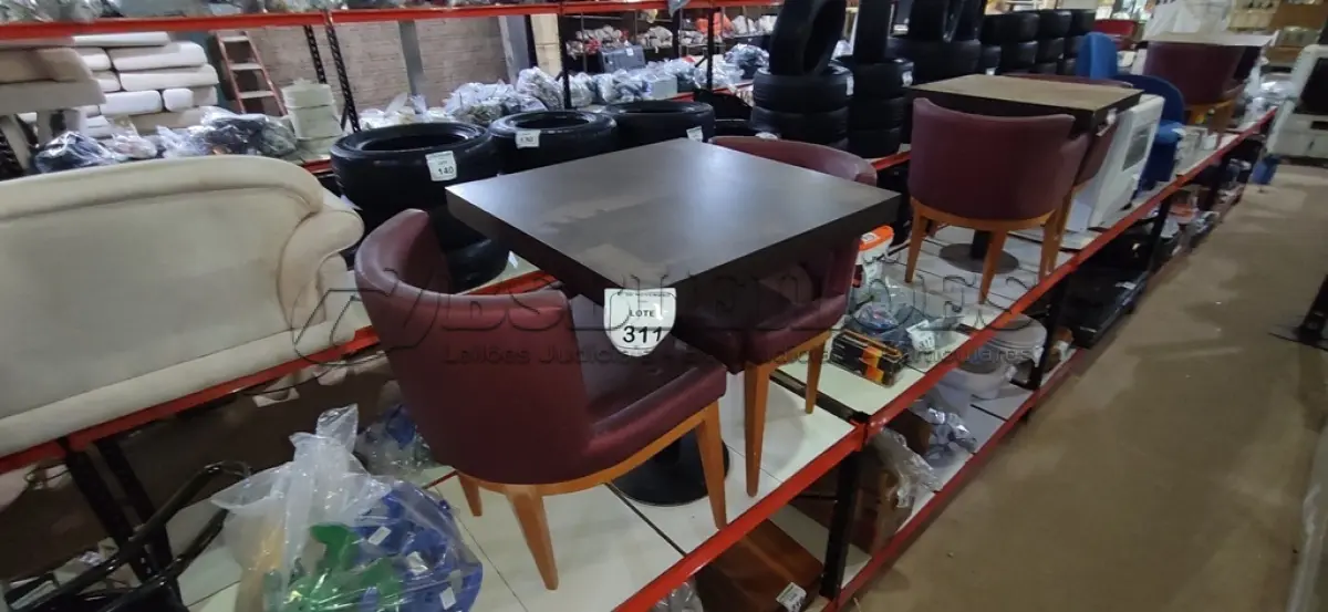 LOTE 311 - 02 CADEIRAS DE MADEIRA COM ASSENTOS ALMOFADADOS E 01 MESA DE MADEIRA COM TAMPO DE 70X68 CM. (NO ESTADO) ATENÇÃO! FAZER A VISITAÇÃO ANTES DE ARREMATAR, NÃO SABEMOS SE FUNCIONA, LEILÃO NÃO TEM GARANTIA E NEM DEVOLUÇÃO, SUJEITO A POSSÍVEIS AVARIAS VISÍVEIS/OCULTAS E/OU AUSÊNCIA DE COMPONENTES.
