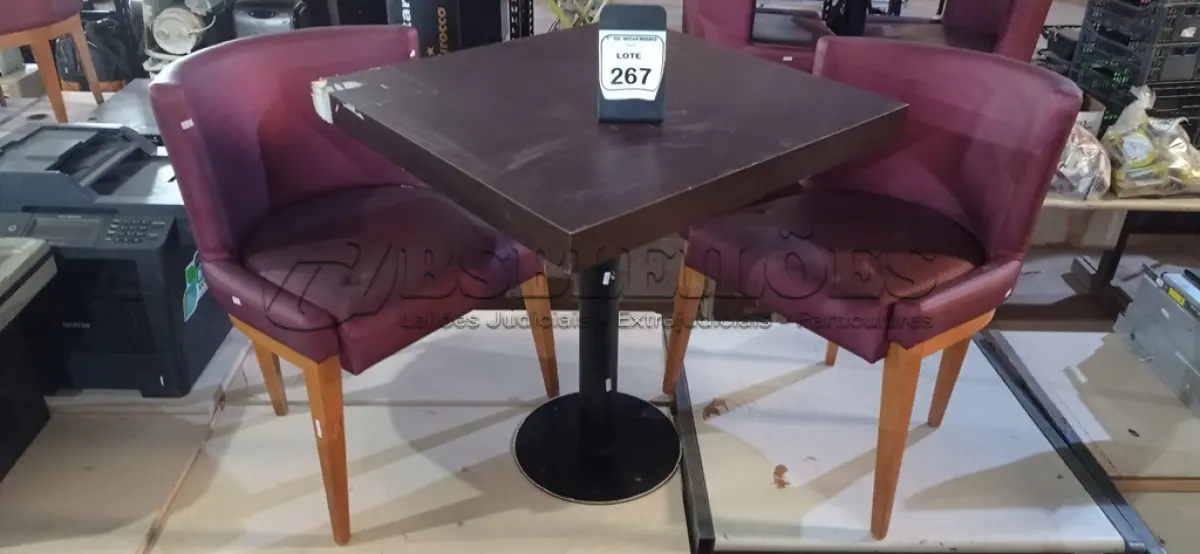 LOTE 267 - 02 CADEIRAS DE MADEIRA COM ASSENTOS ALMOFADADOS E 01 MESA DE MADEIRA COM TAMPO DE 70X68 CM. (NO ESTADO) ATENÇÃO! FAZER A VISITAÇÃO ANTES DE ARREMATAR, NÃO SABEMOS SE FUNCIONA, LEILÃO NÃO TEM GARANTIA E NEM DEVOLUÇÃO, SUJEITO A POSSÍVEIS AVARIAS VISÍVEIS/OCULTAS E/OU AUSÊNCIA DE COMPONENTES.