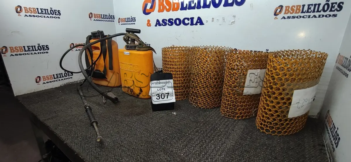 LOTE 307 - 02 PULVERIZADORES E 04 TELAS DE MALHA METAL AMARELA. (NO ESTADO) ATENÇÃO! FAZER A VISITAÇÃO ANTES DE ARREMATAR, NÃO SABEMOS SE FUNCIONA, LEILÃO NÃO TEM GARANTIA E NEM DEVOLUÇÃO, SUJEITO A POSSÍVEIS AVARIAS VISÍVEIS/OCULTAS E/OU AUSÊNCIA DE COMPONENTES.