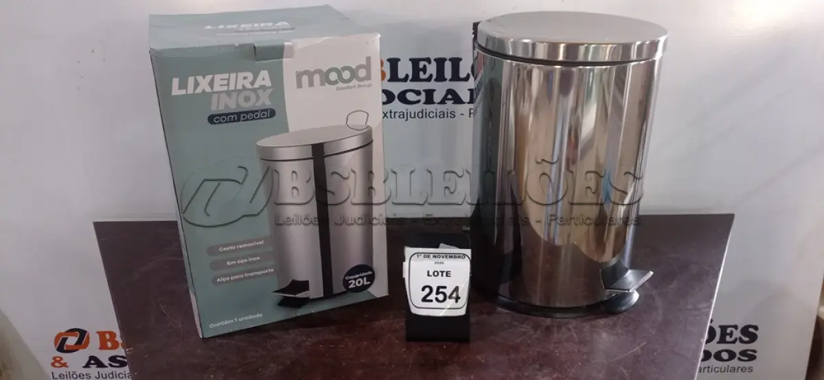 LOTE 254 - 01 LIXEIRA COM PEDAL INOX DE 20L. (NO ESTADO) ATENÇÃO! FAZER A VISITAÇÃO ANTES DE ARREMATAR, NÃO SABEMOS SE FUNCIONA, LEILÃO NÃO TEM GARANTIA E NEM DEVOLUÇÃO, SUJEITO A POSSÍVEIS AVARIAS VISÍVEIS/OCULTAS E/OU AUSÊNCIA DE COMPONENTES.
