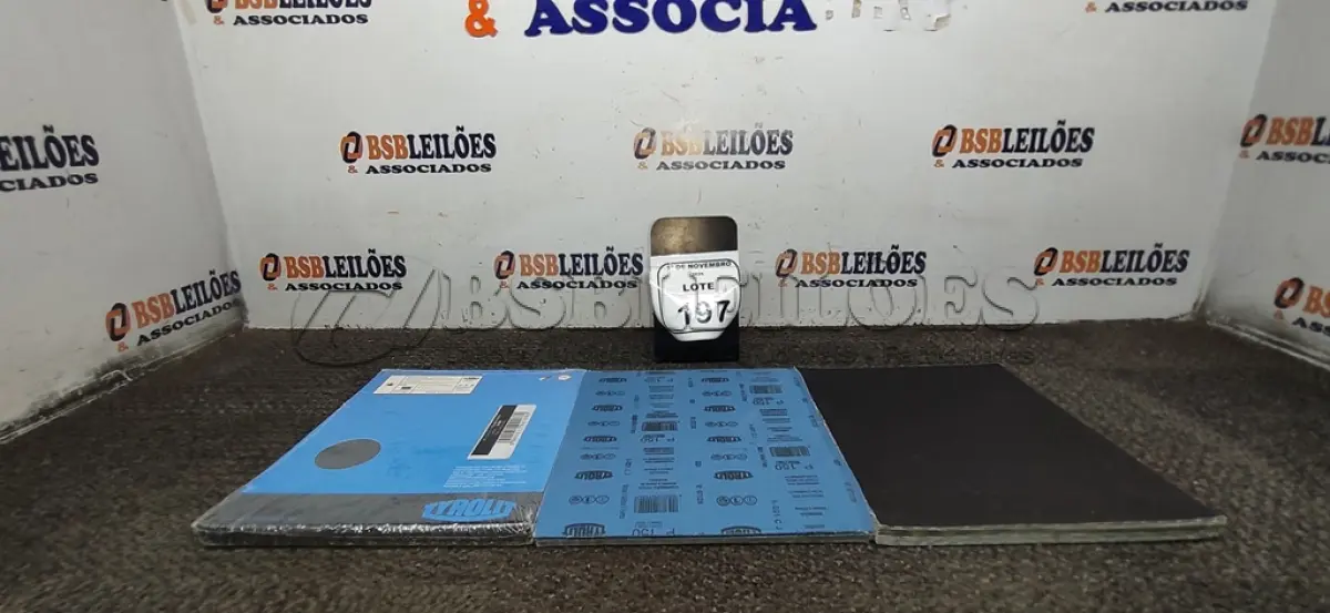 LOTE 197 - 01 LOTE COM GRANDE QUANTIDADE DE FOLHAS DE LIXA. (NO ESTADO) ATENÇÃO! FAZER A VISITAÇÃO ANTES DE ARREMATAR, NÃO SABEMOS SE FUNCIONA, LEILÃO NÃO TEM GARANTIA E NEM DEVOLUÇÃO, SUJEITO A POSSÍVEIS AVARIAS VISÍVEIS/OCULTAS E/OU AUSÊNCIA DE COMPONENTES.