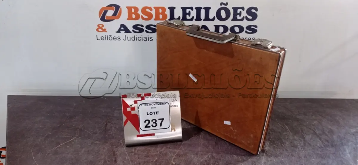 LOTE 237 - 01 PASTA EXECUTIVA EM COURO. (NO ESTADO) ATENÇÃO! FAZER A VISITAÇÃO ANTES DE ARREMATAR, NÃO SABEMOS SE FUNCIONA, LEILÃO NÃO TEM GARANTIA E NEM DEVOLUÇÃO, SUJEITO A POSSÍVEIS AVARIAS VISÍVEIS/OCULTAS E/OU AUSÊNCIA DE COMPONENTES.