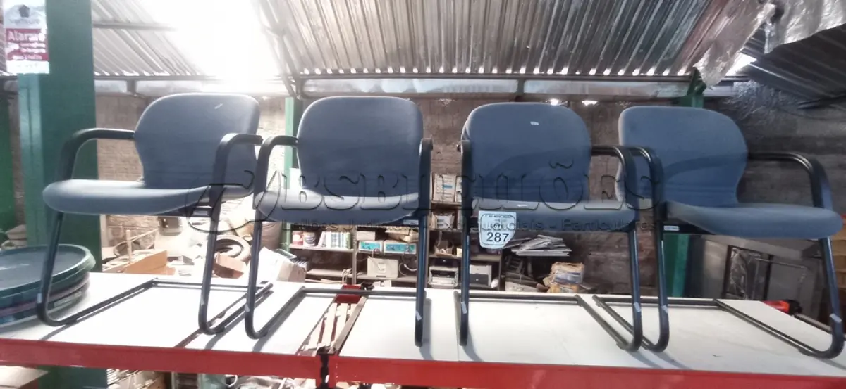 LOTE 287 - 04 CADEIRAS DE PÉS FIXOS NA COR CINZA. (NO ESTADO) ATENÇÃO! FAZER A VISITAÇÃO ANTES DE ARREMATAR, NÃO SABEMOS SE FUNCIONA, LEILÃO NÃO TEM GARANTIA E NEM DEVOLUÇÃO, SUJEITO A POSSÍVEIS AVARIAS VISÍVEIS/OCULTAS E/OU AUSÊNCIA DE COMPONENTES.
