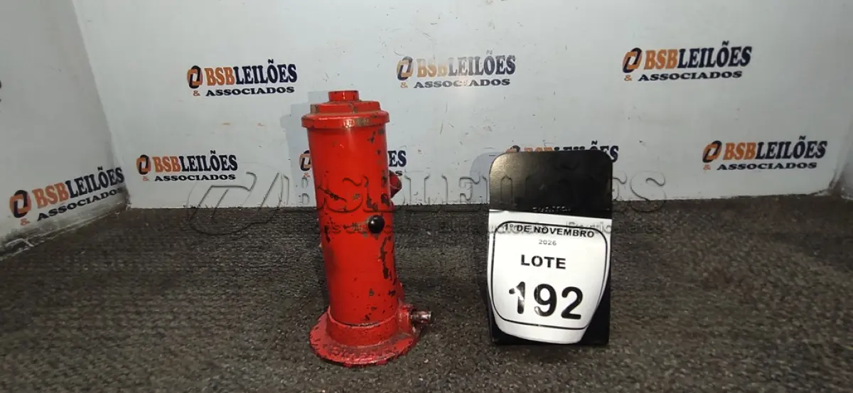 LOTE 192 - 01 MACACO HIDRÁULICO TIPO GARRAFA. (NO ESTADO) ATENÇÃO! FAZER A VISITAÇÃO ANTES DE ARREMATAR, NÃO SABEMOS SE FUNCIONA, LEILÃO NÃO TEM GARANTIA E NEM DEVOLUÇÃO, SUJEITO A POSSÍVEIS AVARIAS VISÍVEIS/OCULTAS E/OU AUSÊNCIA DE COMPONENTES.