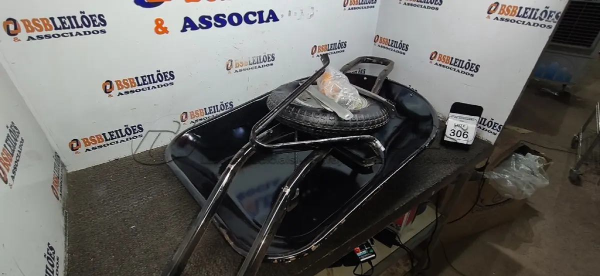 LOTE 306 - 01 CARRINHO DE MÃO DESMONTADO. (NO ESTADO) ATENÇÃO! FAZER A VISITAÇÃO ANTES DE ARREMATAR, NÃO SABEMOS SE FUNCIONA, LEILÃO NÃO TEM GARANTIA E NEM DEVOLUÇÃO, SUJEITO A POSSÍVEIS AVARIAS VISÍVEIS/OCULTAS E/OU AUSÊNCIA DE COMPONENTES.