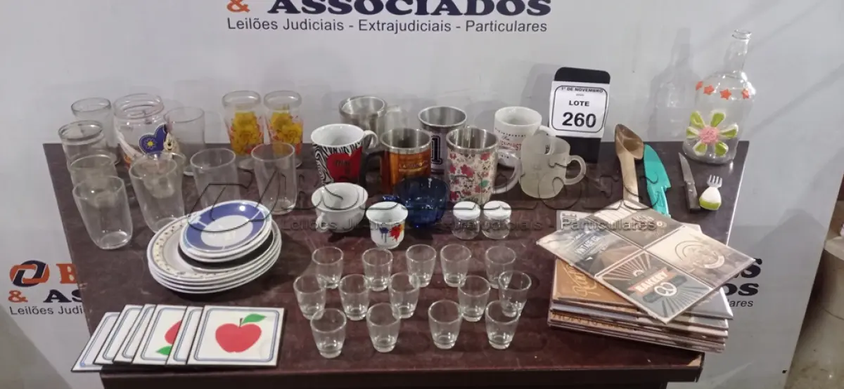 LOTE 260 - 08 AZULEJOS DECORATIVOS E VÁRIOS PIRES, PRATOS DE SOBREMESA, COPOS SHOT DE VIDRO, COPOS E UTENSÍLIOS DIVERSOS. (NO ESTADO) ATENÇÃO! FAZER A VISITAÇÃO ANTES DE ARREMATAR, NÃO SABEMOS SE FUNCIONA, LEILÃO NÃO TEM GARANTIA E NEM DEVOLUÇÃO, SUJEITO A POSSÍVEIS AVARIAS VISÍVEIS/OCULTAS E/OU AUSÊNCIA DE COMPONENTES.