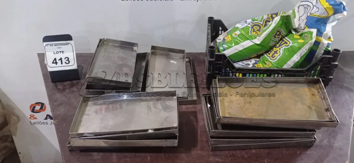 LOTE 413 - 03 PACOTES DE GRANULADO SANITÁRIO PARA PETS DE 4KG CADA E VÁRIAS BANDEJAS PEQUENAS DE INOX. (NO ESTADO) ATENÇÃO! FAZER A VISITAÇÃO ANTES DE ARREMATAR, NÃO SABEMOS SE FUNCIONA, LEILÃO NÃO TEM GARANTIA E NEM DEVOLUÇÃO, SUJEITO A POSSÍVEIS AVARIAS VISÍVEIS/OCULTAS E/OU AUSÊNCIA DE COMPONENTES.