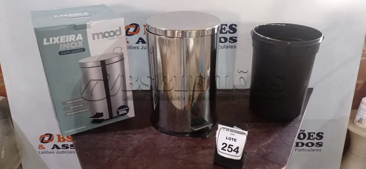 LOTE 254 - 01 LIXEIRA COM PEDAL INOX DE 20L. (NO ESTADO) ATENÇÃO! FAZER A VISITAÇÃO ANTES DE ARREMATAR, NÃO SABEMOS SE FUNCIONA, LEILÃO NÃO TEM GARANTIA E NEM DEVOLUÇÃO, SUJEITO A POSSÍVEIS AVARIAS VISÍVEIS/OCULTAS E/OU AUSÊNCIA DE COMPONENTES.