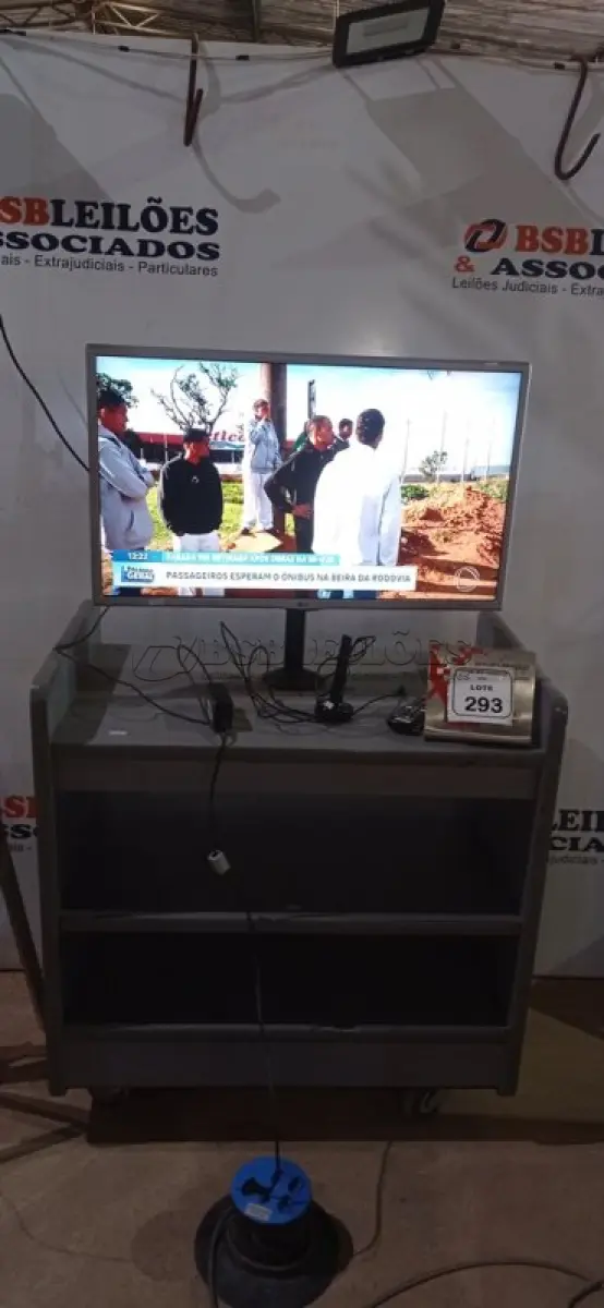 LOTE 293 - 01 CARRINHO DE MADEIRA COM 02 PRATELEIRAS COM 01 TV DE 32’’ MARCA LG ACOPLADA. (NO ESTADO) ATENÇÃO! FAZER A VISITAÇÃO ANTES DE ARREMATAR, NÃO SABEMOS SE FUNCIONA, LEILÃO NÃO TEM GARANTIA E NEM DEVOLUÇÃO, SUJEITO A POSSÍVEIS AVARIAS VISÍVEIS/OCULTAS E/OU AUSÊNCIA DE COMPONENTES.